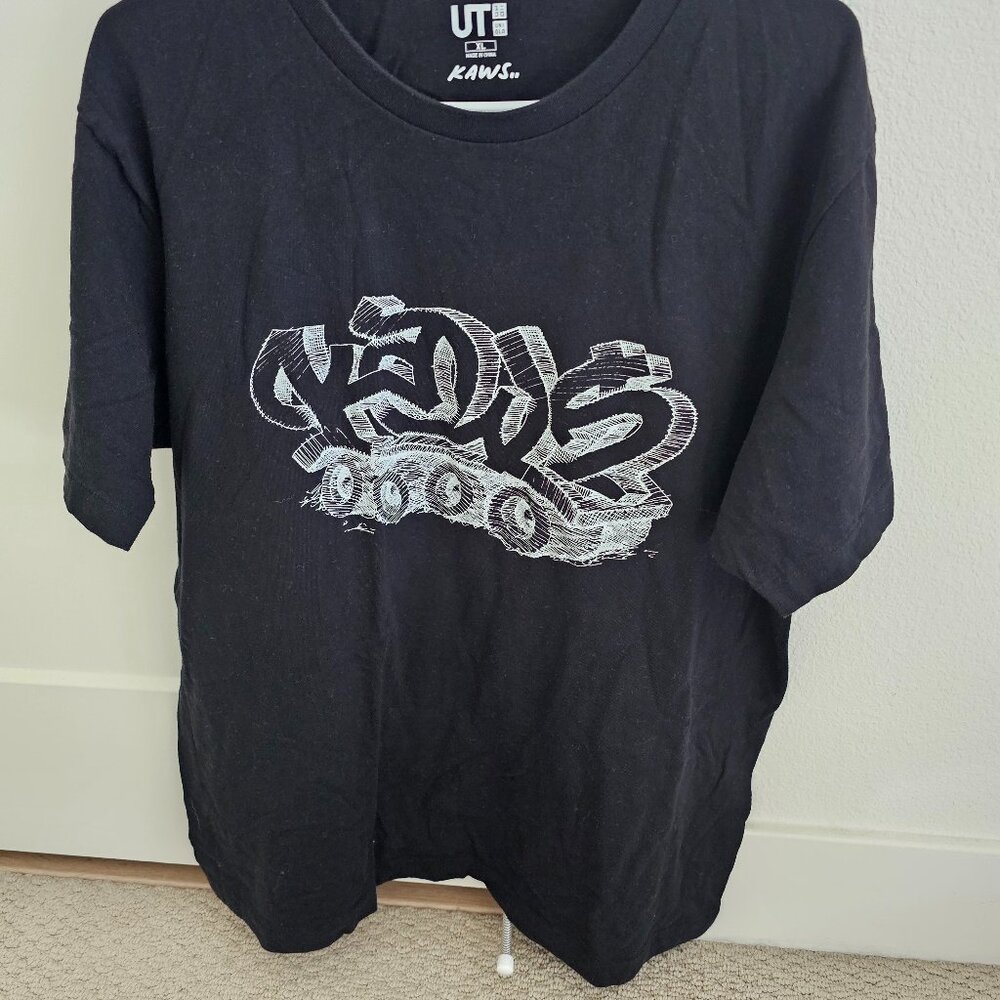 Men UT Kaws Uniqlo White Kaws Wordmark Black Cotton T-Shirt XL